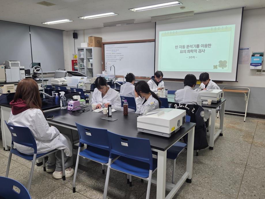 요 화학분석기를 이용한 요의 화학적 검사